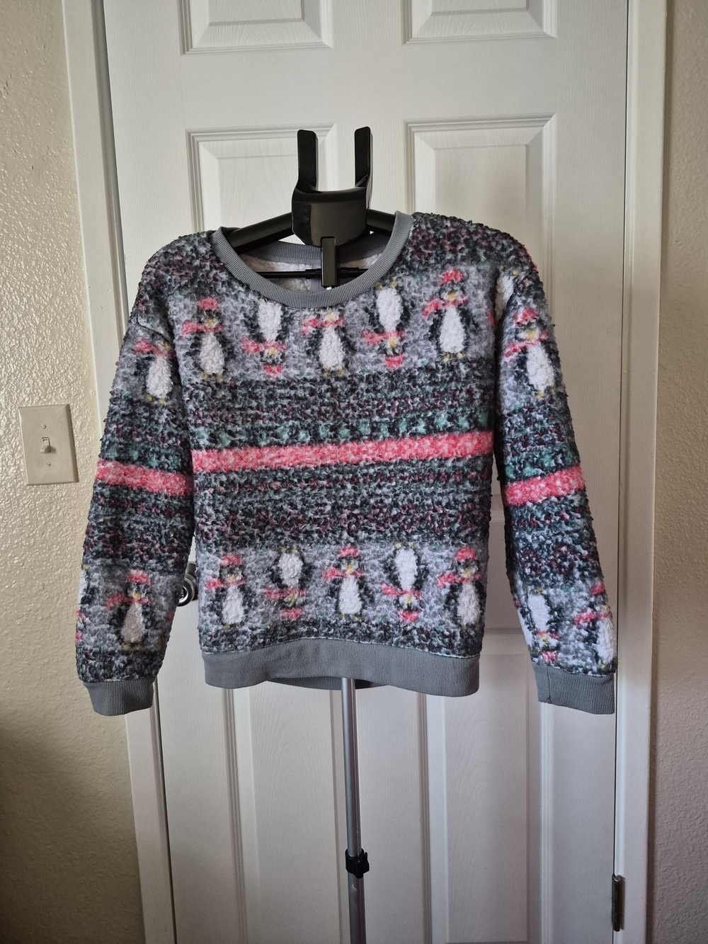 Cozy Penguin Pattern Women's Sweater - Gray with Red Accents